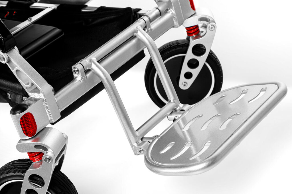 Porto Mobility Ranger Discovery XXL folding power wheelchair, footplate and front caster close up